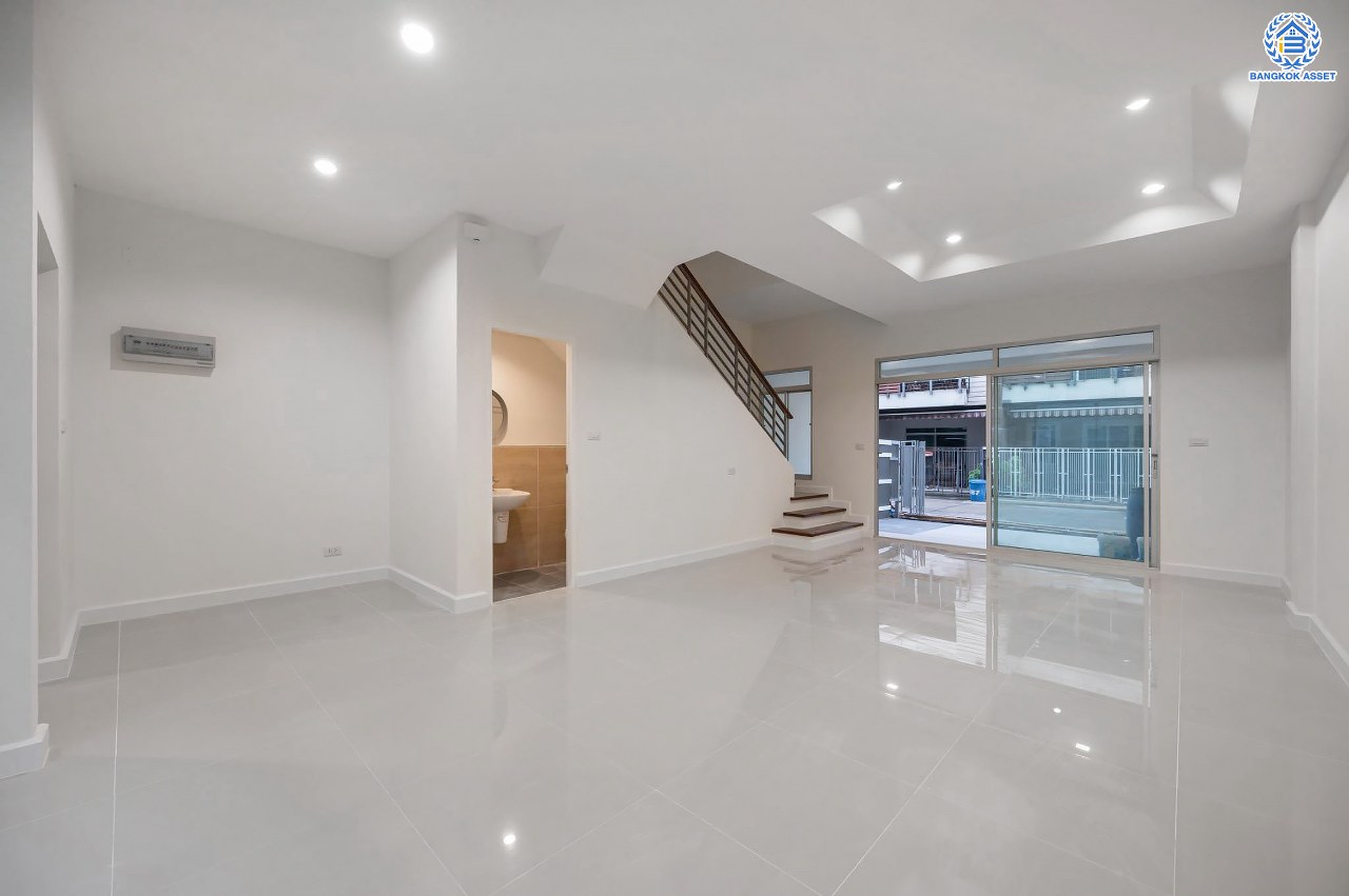 บ้านมือสองตกแต่งใหม่ โครงการ บ้านกลางเมือง มอนติคาร์โล-รัชวิภา เนื้อที่กว้าง 21.3 ตร.ว. ฟังก์ชัน 3 ห้องนอน 3 ห้องน้ำ 1 ห้องอเนกประสงค์ จอกรถได้ 2 คัน พร้อมอยู่ทันที บนทำเลเยี่ยม เชื่อมต่อถนนวิภาวดีรังสิต ใกล้รถไฟฟ้าสายสีแดง "สถานีวัดเสมียนนารี" และทางด่วน "ศรีรัช"